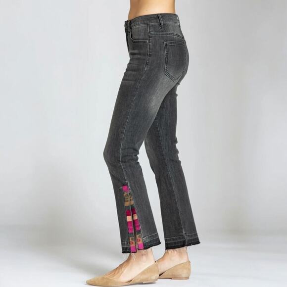 APNY Crop Flare Jean Side Hem Embroidery Mid Rise Black Dark Wash Denim size 4 - Picture 1 of 11